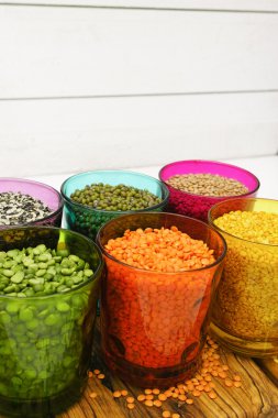 Çok renkli açık gözlük çeşitli baklagiller (yeşil bezelye, kırmızı mercimek, Kanada mercimek, Hint mercimek, siyah mercimek, yeşil mercimek, yeşil mung fasulye ile)