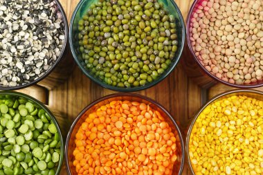 Çok renkli açık gözlük çeşitli baklagiller (yeşil bezelye, kırmızı mercimek, Kanada mercimek, Hint mercimek, siyah mercimek, yeşil mercimek, yeşil mung fasulye ile)