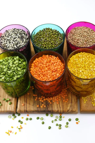 Çok renkli açık gözlük çeşitli baklagiller (yeşil bezelye, kırmızı mercimek, Kanada mercimek, Hint mercimek, siyah mercimek, yeşil mercimek, yeşil mung fasulye ile)