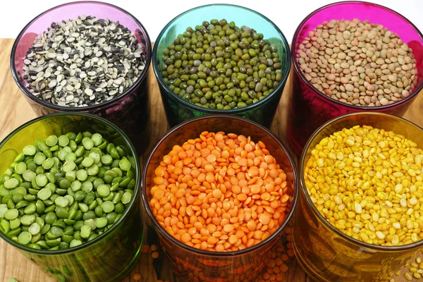 Çok renkli açık gözlük çeşitli baklagiller (yeşil bezelye, kırmızı mercimek, Kanada mercimek, Hint mercimek, siyah mercimek, yeşil mercimek, yeşil mung fasulye ile)