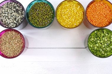 Çok renkli açık gözlük çeşitli baklagiller (yeşil bezelye, kırmızı mercimek, Kanada mercimek, Hint mercimek, siyah mercimek, yeşil mercimek, yeşil mung fasulye ile) 