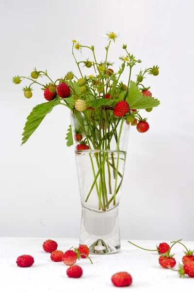 Vaso de vidro transparente com um monte de morangos selvagens vermelhos maduros — Fotografia de Stock
