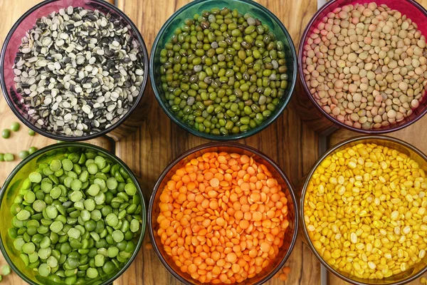 Çok renkli açık gözlük çeşitli baklagiller (yeşil bezelye, kırmızı mercimek, Kanada mercimek, Hint mercimek, siyah mercimek, yeşil mercimek, yeşil mung fasulye ile)