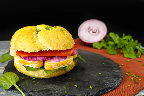 Fransız peynir, roket salata, kırmızı soğan, kırmızı biber ile sağlıklı vejetaryen sebzeli sandviç