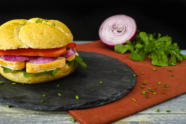 Fransız peynir, roket salata, kırmızı soğan, kırmızı biber ile sağlıklı vejetaryen sebzeli sandviç