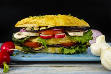 Sağlıklı vejetaryen sebzeli sandviç domates turp ızgara patlıcan ile