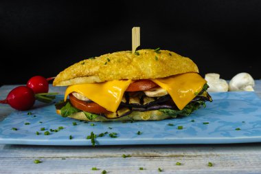 Sağlıklı vejetaryen sebzeli sandviç domates turp ızgara patlıcan ile