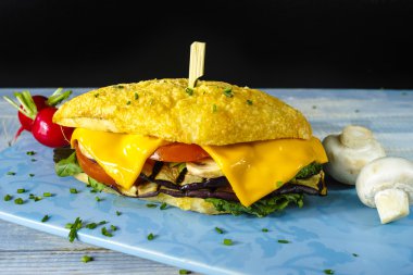 Sağlıklı vejetaryen sebzeli sandviç domates turp ızgara patlıcan ile