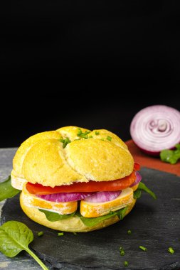 Sağlıklı vejetaryen sebzeli sandviç ile Fransız peynir, roket salata