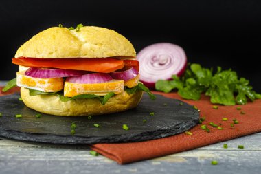 Sağlıklı vejetaryen sebzeli sandviç ile Fransız peynir, roket salata