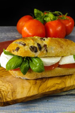 Sağlıklı vejetaryen sebzeli sandviç domates, fesleğen, mozzarella peyniri ile