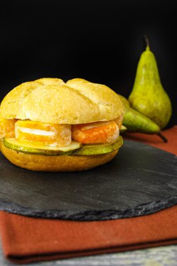 Fransız peynir, armut ve bal ile sağlıklı vejetaryen sebzeli sandviç