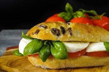 Sağlıklı vejetaryen sebzeli sandviç domates, fesleğen, mozzarella peyniri ile