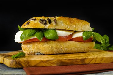 Sağlıklı vejetaryen sebzeli sandviç domates, fesleğen, mozzarella peyniri ile