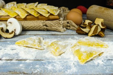 Yapımı ev yapımı ravioli porcini mantar ile