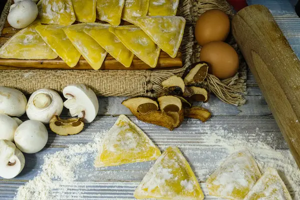 Hacer ravioles caseros con hongos porcini —  Fotos de Stock