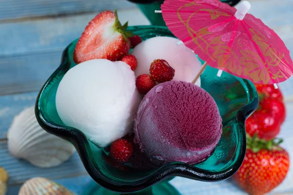 ビーチは、夏の休暇に新鮮な果実とアイス クリーム スクープ — ストック写真