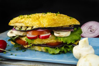 Sağlıklı vejetaryen sebzeli sandviç domates turp ızgara patlıcan ile