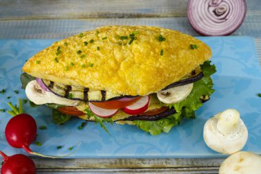 Sağlıklı vejetaryen sebzeli sandviç domates turp ızgara patlıcan ile