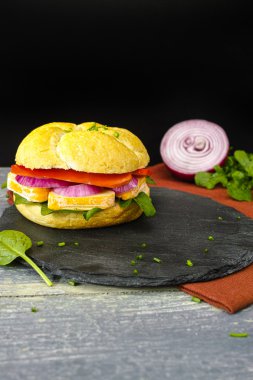 Sağlıklı vejetaryen sebzeli sandviç ile Fransız peynir, roket salata