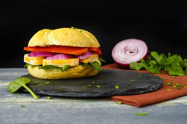 Fransız peynir, roket salata, kırmızı soğan ile sağlıklı vejetaryen sebzeli sandviç