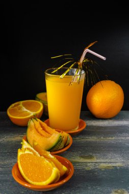 Cam ile taze soğuk preslenmiş kavun-portakal suyu ve taze meyve