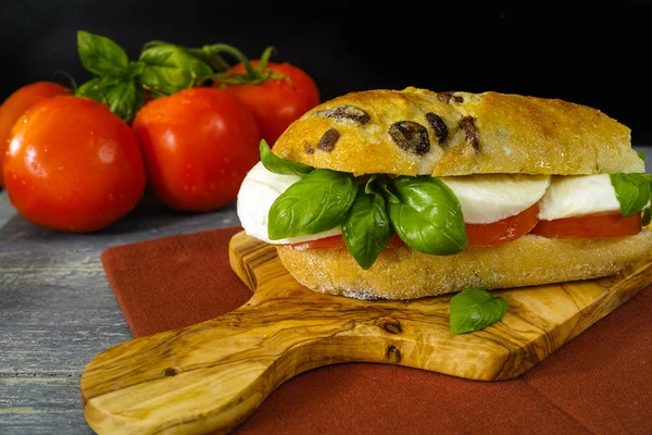 Sağlıklı vejetaryen sebzeli sandviç domates, fesleğen, mozzarella peyniri ile