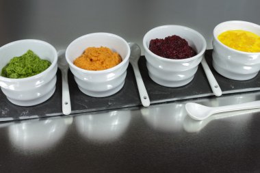 Sağlıklı aperatifler - dört renkli sebze köpükleri