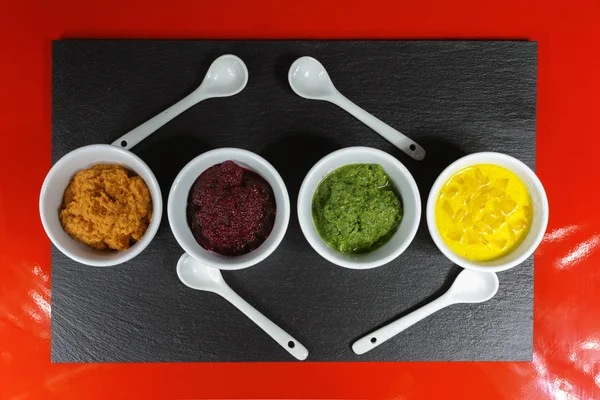 Los tentempiés sanos - cuatro mousses coloridos vegetales — Foto de Stock