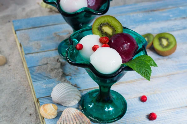 Palette gelato con menta fresca e kiwi in spiaggia, estate v — Foto Stock