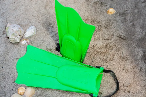 Grüne Schwimmflossen am Sandstrand — Stockfoto