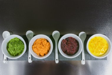 Sağlıklı aperatifler - dört renkli sebze köpükleri