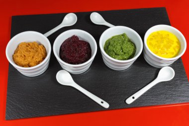 Sağlıklı aperatifler - dört renkli sebze köpükleri