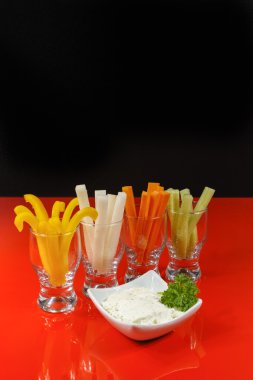 Sağlıklı aperatifler - sebze çubukları ve dip