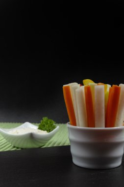 Sağlıklı aperatifler - sebze çubukları ve dip