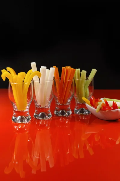 Gesunde Snacks - bunte Gemüsesticks im Glas — Stockfoto