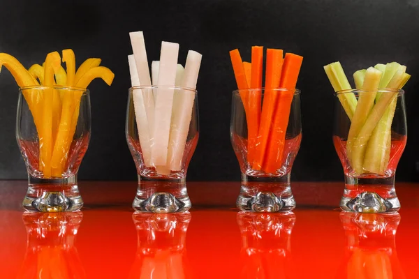 Snacks saludables - palitos de verduras de colores en vidrio — Foto de Stock