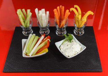 Sağlıklı aperatifler - sebze çubukları ve dip