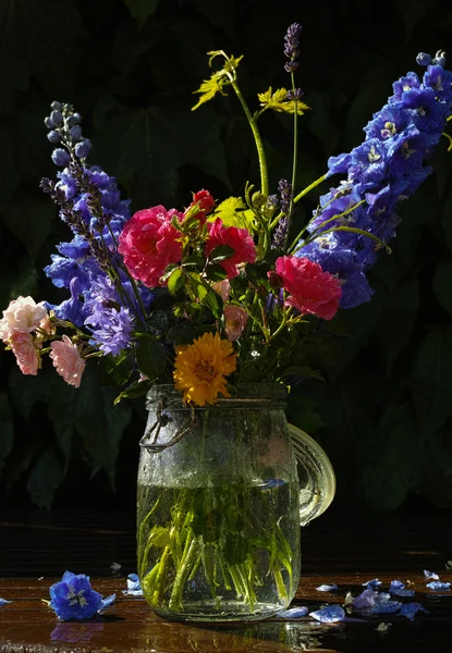Sol após a chuva - buquê de flores coloridas no jardim — Fotografia de Stock