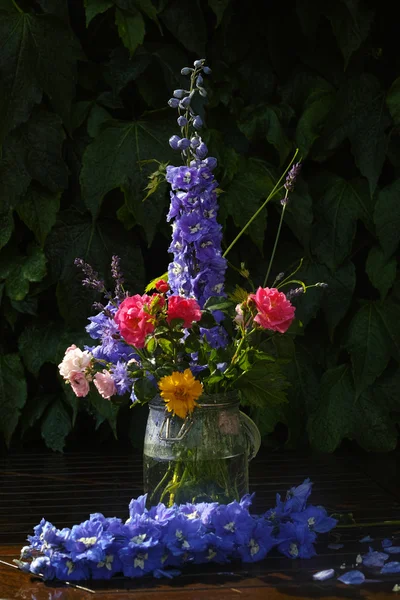 Sol após a chuva - buquê de flores coloridas no jardim — Fotografia de Stock