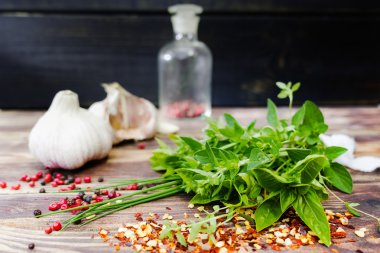 Taze İtalyan mutfak otlar ve baharatlar - kekik, fesleğen, mercanköşk