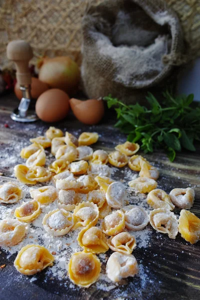 Raviolis de pasta casera sobre mesa de madera vieja con harina, huevos, kit —  Fotos de Stock