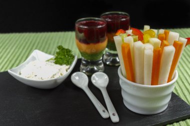 Sağlıklı aperatifler - dört renkli sebze köpükleri 