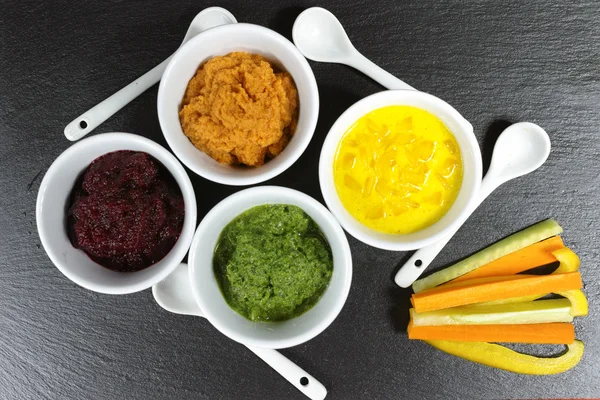 Gezonde snacks - vier kleurrijke plantaardige mousses — Stockfoto