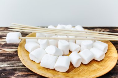 Eski ahşap masa üzerinde ahşap kase kabarık beyaz hatmi