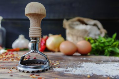 Makarna mantı yapmak için hazırlık 