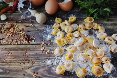 Un, yumurta, kit ile eski ahşap masa üzerinde ev yapımı makarna mantı