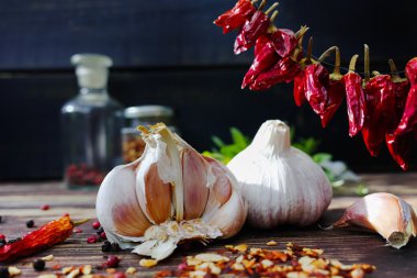 Taze sarımsak ve kurutulmuş kırmızı biber sıcak