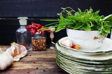 İtalyan mutfağı - taze İtalyan otlar, sarımsak, kırmızı sıcak biber kurutulmuş