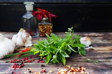 Taze İtalyan otlar, sarımsak ve kurutulmuş kırmızı biber sıcak